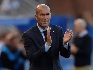 Zidane aplaude a sus jugadores durante el Alavés - Real Madrid Zidane aplaude a sus jugadores durante el Alavés - Real Madrid