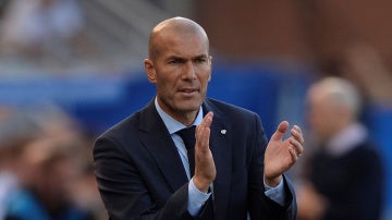 Zidane aplaude a sus jugadores durante el Alavés - Real Madrid
