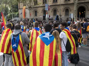 arios centenares de estudiantes han cortado esta tarde la Gran Vía de Barcelona en la plaza de la Universidad arios centenares de estudiantes han cortado esta tarde la Gran Vía de Barcelona en la plaza de la Universidad