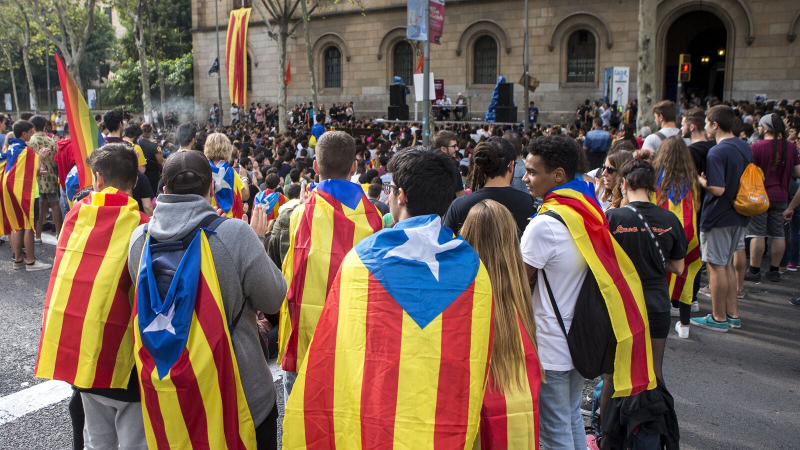 Unos 300 estudiantes pasan la noche en el edificio histórico de la Universitad de Barcelona