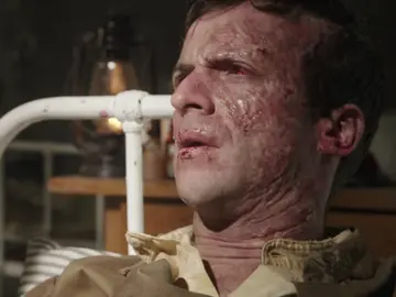 Julia confunde a Andrés con un militar herido Julia confunde a Andrés con un militar herido