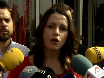 Arrimadas ve a Colau como "la mejor aliada" de Puigdemont hacia el 1-O Arrimadas ve a Colau como "la mejor aliada" de Puigdemont hacia el 1-O