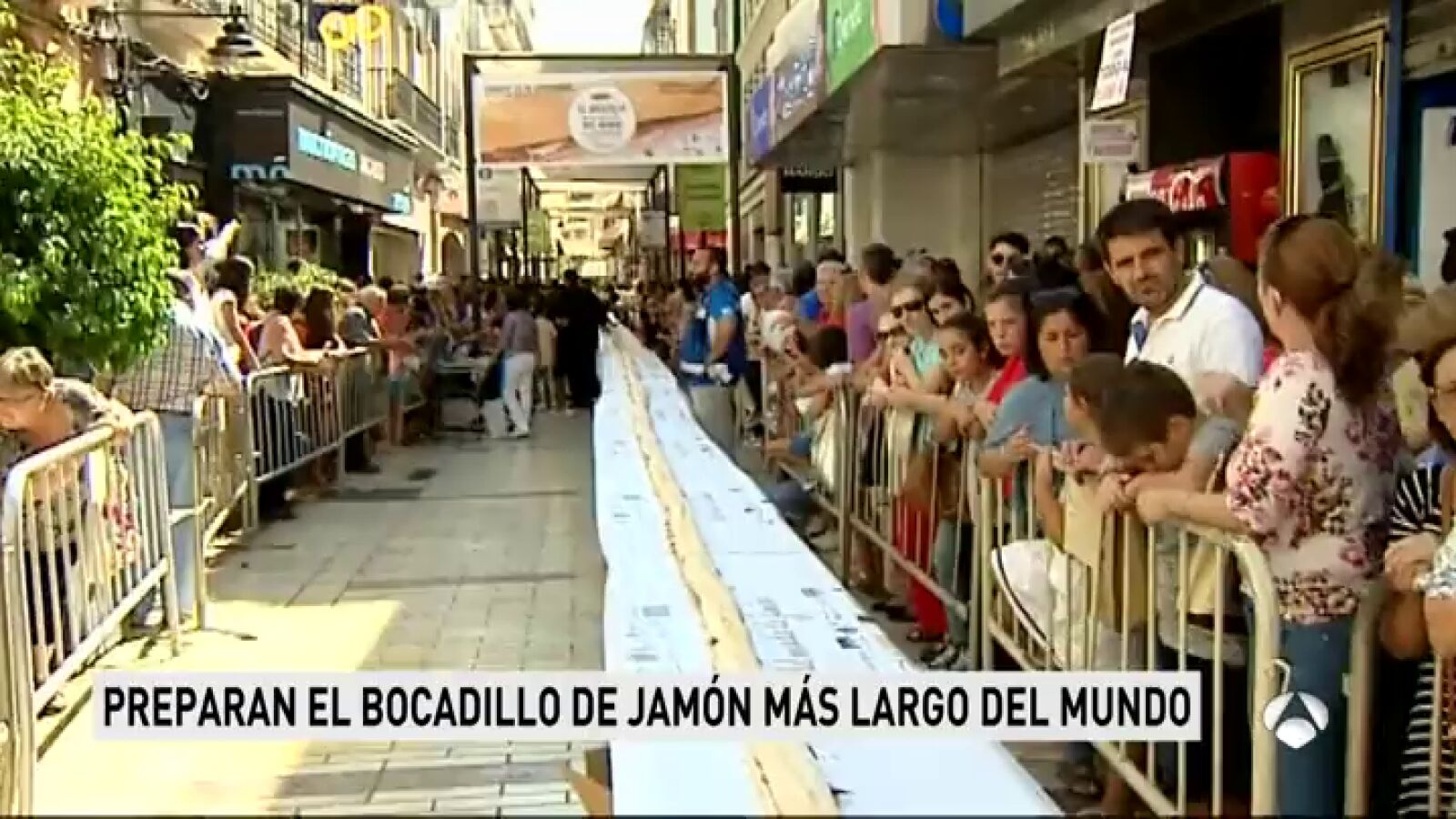 Huelva bate el récord Guinness del bocadillo de jamón más grande del mundo