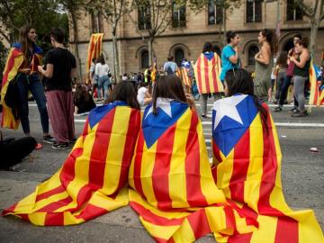 Imagen de los estudiantes que cortaron la Gran Vía de Barcelona en la plaza de la Universidad y ocuparon el edificio histórico de la Universitat de Barcelona.