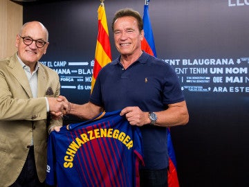 Schwarzenegger posa con la camiseta del Barcelona