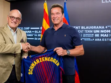 Schwarzenegger posa con la camiseta del Barcelona Schwarzenegger posa con la camiseta del Barcelona