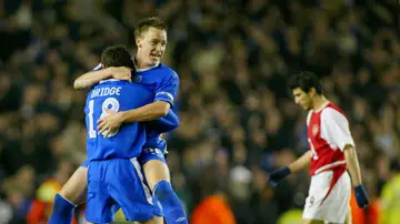 Terry abraza a Bridge durante un partido del Chelsea Terry abraza a Bridge durante un partido del Chelsea
