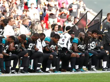 Jugadores de los Jaguars hincan la rodilla en el suelo a modo de protesta contra Donald Trump Jugadores de los Jaguars hincan la rodilla en el suelo a modo de protesta contra Donald Trump