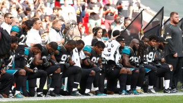 Jugadores de los Jaguars hincan la rodilla en el suelo a modo de protesta contra Donald Trump