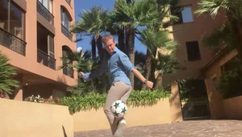 Rosberg, con el balón en los pies