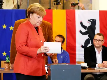 Angela Merkel votando en las elecciones alemanas en Berlín Angela Merkel votando en las elecciones alemanas en Berlín