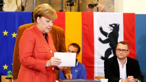 Angela Merkel votando en las elecciones alemanas en Berlín Angela Merkel votando en las elecciones alemanas en Berlín