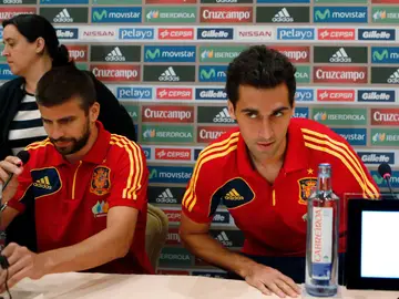 Piqué y Arbeloa, juntos durante una rueda de prensa de la Selección Piqué y Arbeloa, juntos durante una rueda de prensa de la Selección
