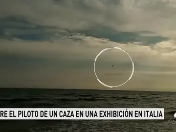 Un piloro fallece al caer con su caza en el mar durante una exhibición en Italia Un piloro fallece al caer con su caza en el mar durante una exhibición en Italia
