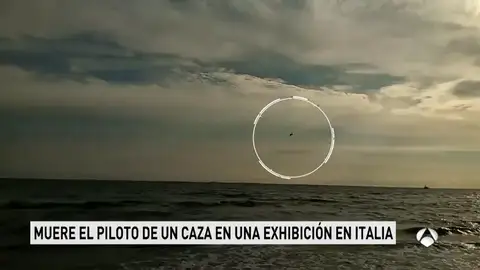 Un piloro fallece al caer con su caza en el mar durante una exhibición en Italia Un piloro fallece al caer con su caza en el mar durante una exhibición en Italia