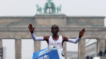 Kipchoge entra primero en la meta de la maratón de Berlín