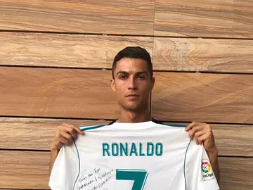 Cristiano Ronaldo y su camiseta dedicada para los familiares del pequeño Santiago Cristiano Ronaldo y su camiseta dedicada para los familiares del pequeño Santiago