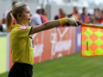 Fernanda Colombo, linier brasileña, durante un partido Fernanda Colombo, linier brasileña, durante un partido
