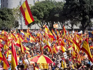 Manifestación con banderas de España Manifestación con banderas de España