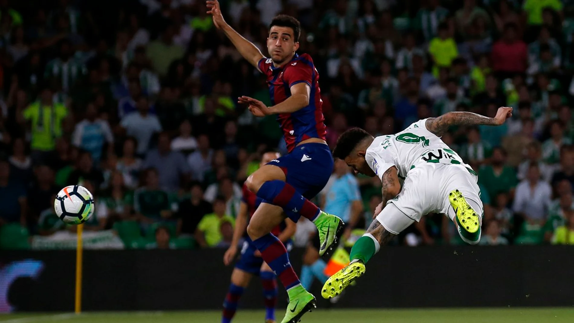 Sanabria remata a gol un centro lateral Sanabria remata a gol un centro lateral