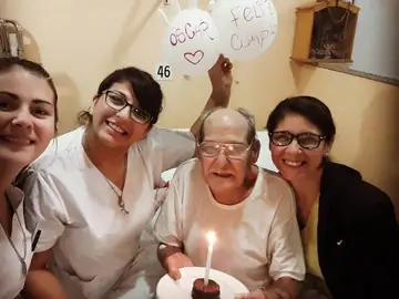Las enfermeras celebran con Óscar su 84 cumpleaños Las enfermeras celebran con Óscar su 84 cumpleaños