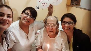 Las enfermeras celebran con Óscar su 84 cumpleaños