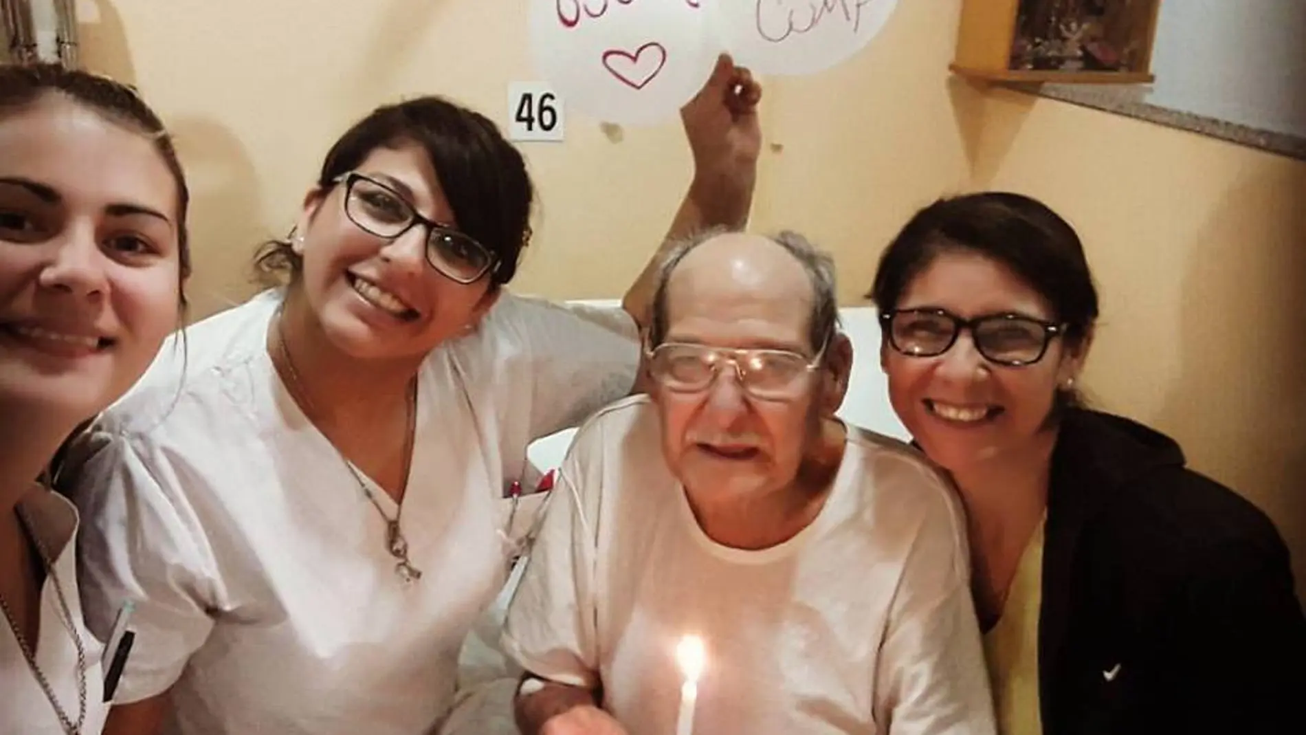 Las enfermeras celebran con Óscar su 84 cumpleaños Las enfermeras celebran con Óscar su 84 cumpleaños