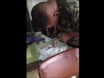 El soldado reanimando al cachorro