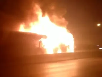 Un incendio en un autobús en la A-6 provoca grandes atascos Un incendio en un autobús en la A-6 provoca grandes atascos