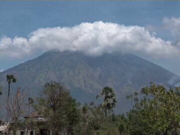 Miles de evacuados ante el riesgo de erupción del volcán Agung en Bali