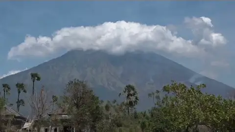 Miles de evacuados ante el riesgo de erupción del volcán Agung en Bali Miles de evacuados ante el riesgo de erupción del volcán Agung en Bali