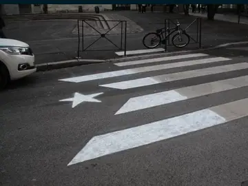 Paso de cebra convertido en estelada Paso de cebra convertido en estelada