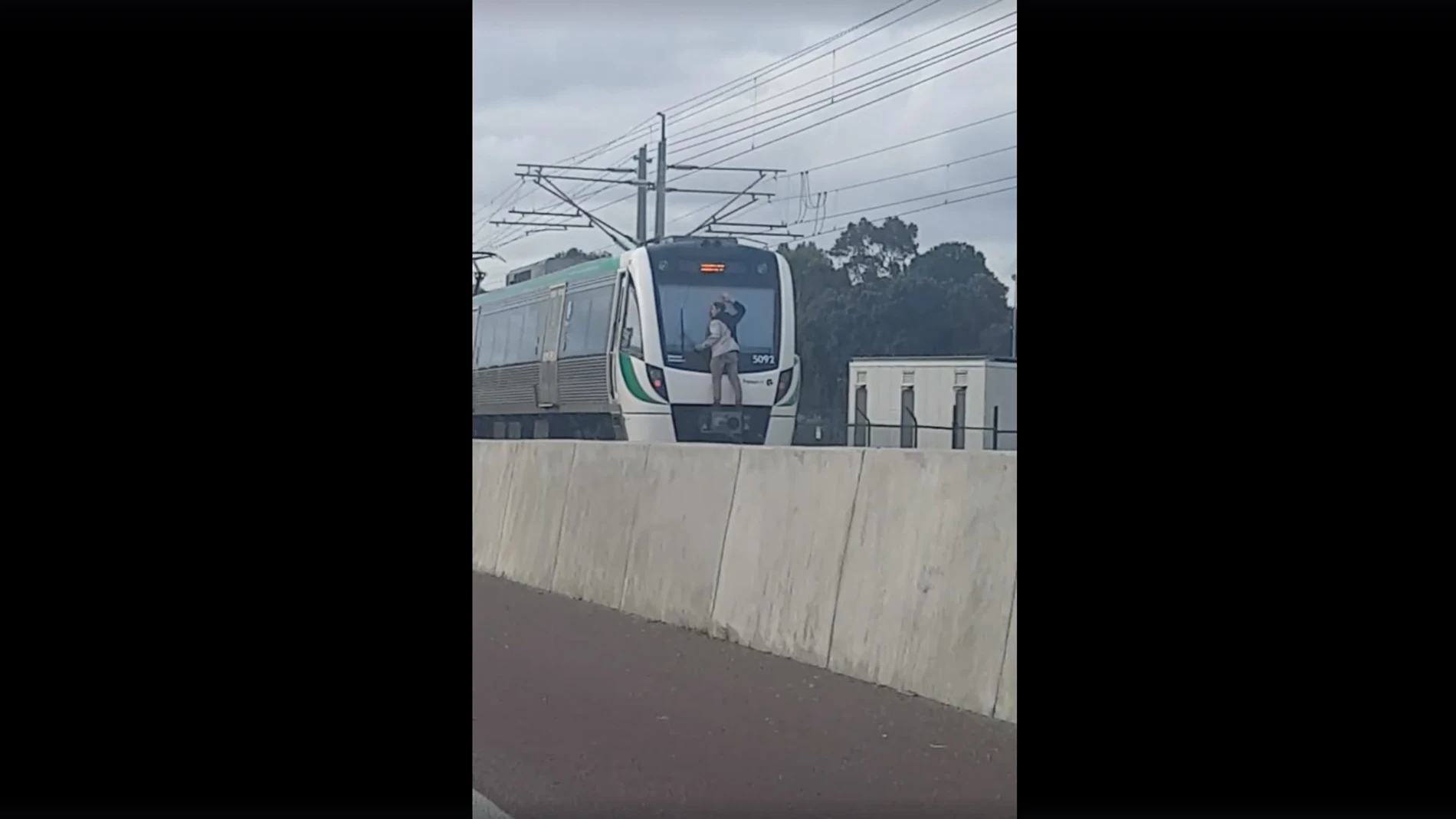 El joven agarrado a los limpiaparabrisas El joven agarrado a los limpiaparabrisas