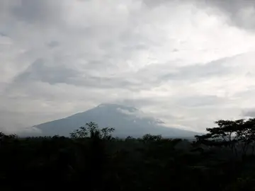 volcán Agung en la isla indonesia de Bali volcán Agung en la isla indonesia de Bali