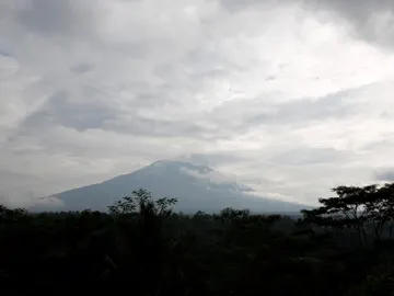 volcán Agung en la isla indonesia de Bali volcán Agung en la isla indonesia de Bali