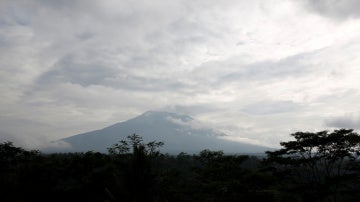 volcán Agung en la isla indonesia de Bali