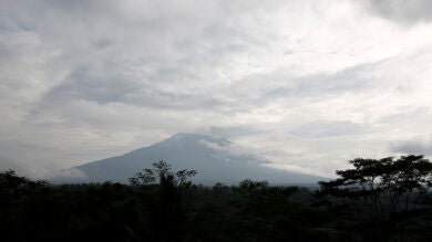 Más de 100.000 personas son evacuadas por peligro de erupción del volcán Agung en Bali