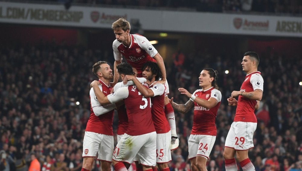 El Arsenal celebra en grupo un gol