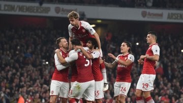 El Arsenal celebra en grupo un gol