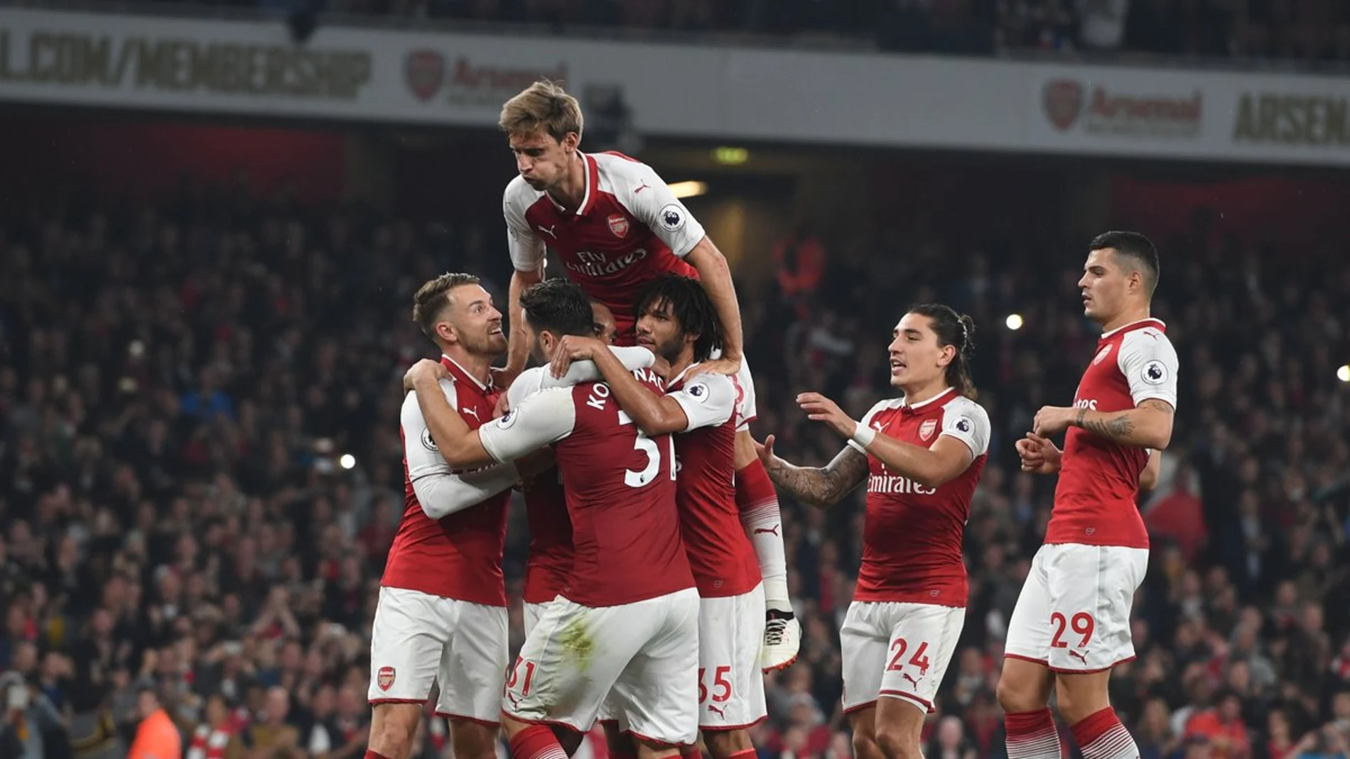 El Arsenal celebra en grupo un gol El Arsenal celebra en grupo un gol