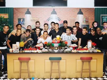 La plantilla del PSG celebra el cumpleaños de Thiago Silva La plantilla del PSG celebra el cumpleaños de Thiago Silva