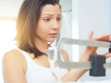 Chica ante la báscula Chica ante la báscula