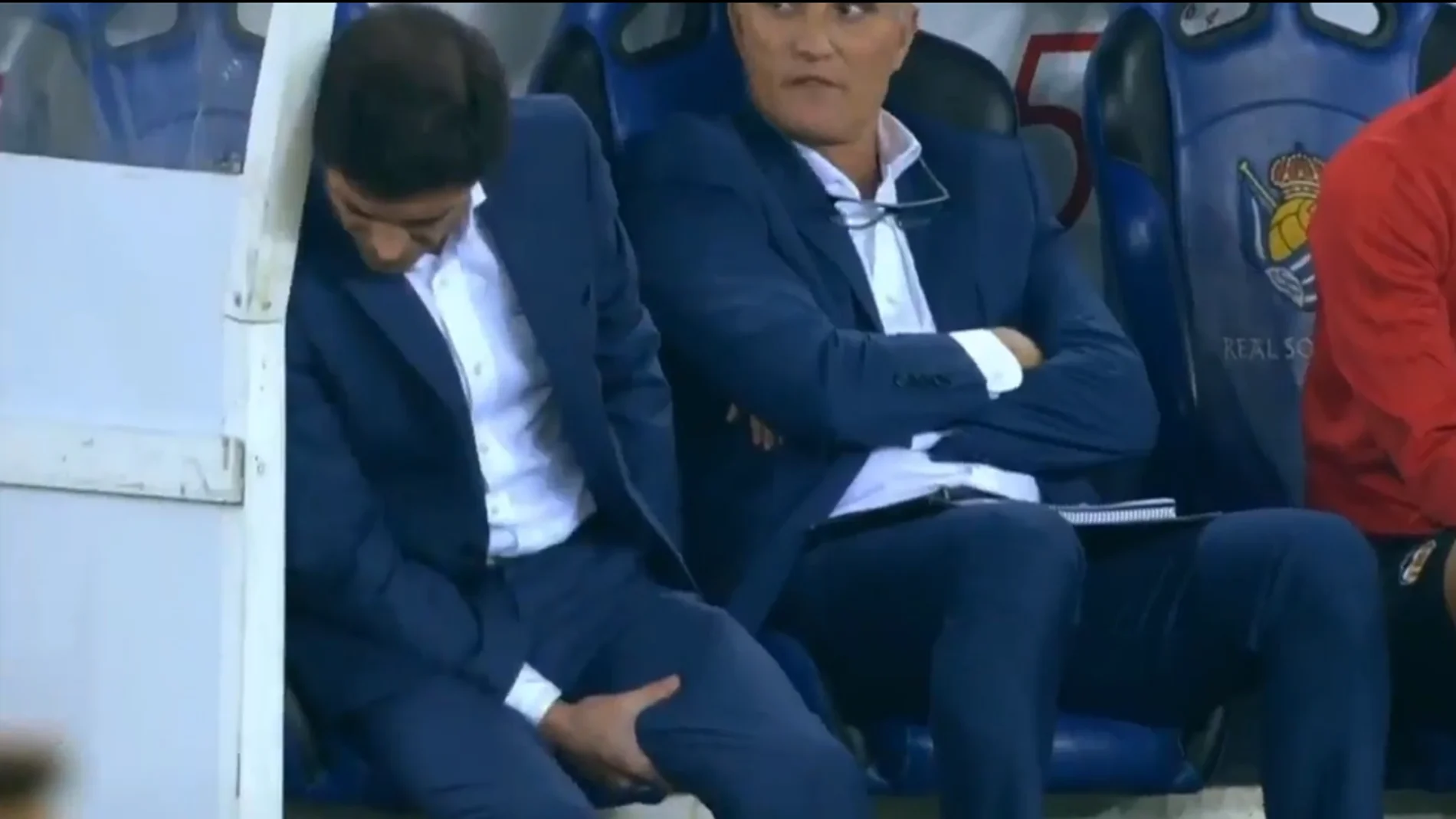Marcelino quejándose del tirón en el banquillo Marcelino quejándose del tirón en el banquillo