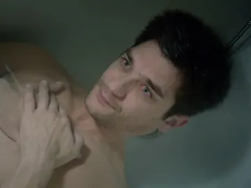 Pablo descubre a Nacho sumergido en la bañera y sin respirar Pablo descubre a Nacho sumergido en la bañera y sin respirar