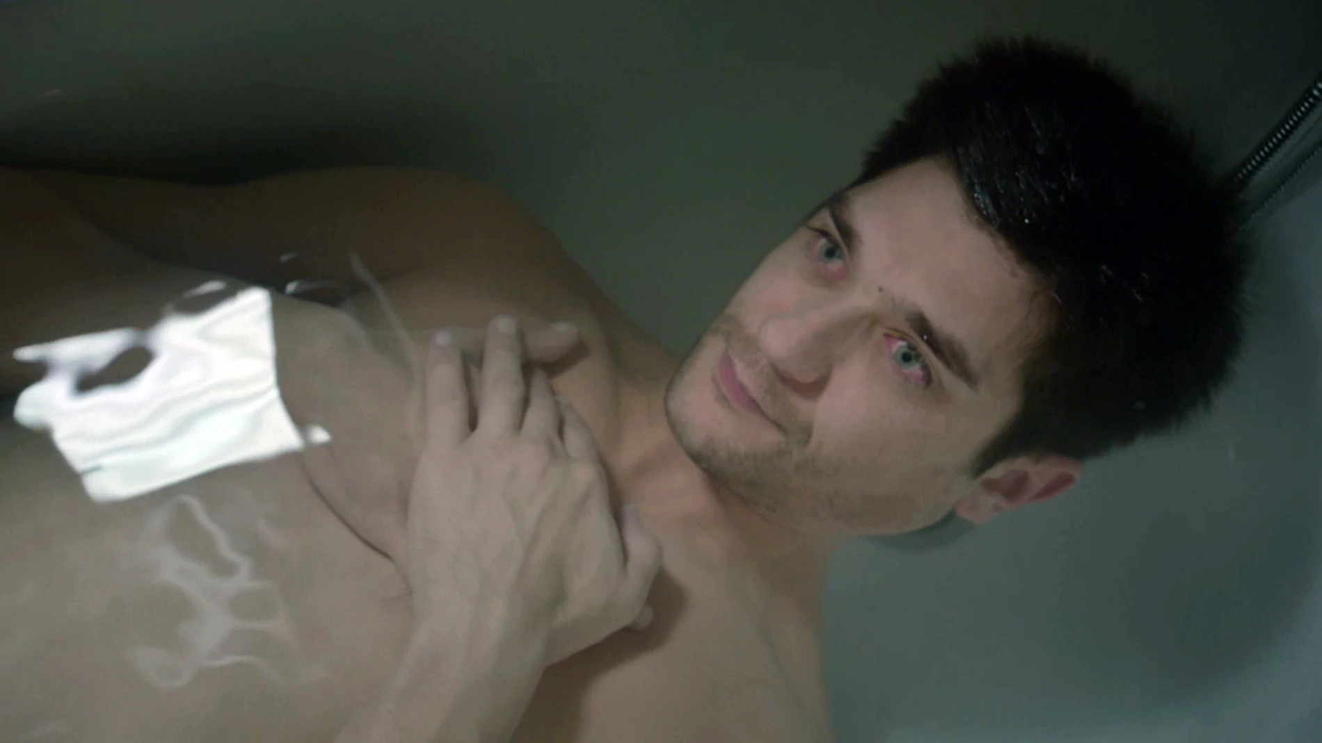 Pablo descubre a Nacho sumergido en la bañera y sin respirar