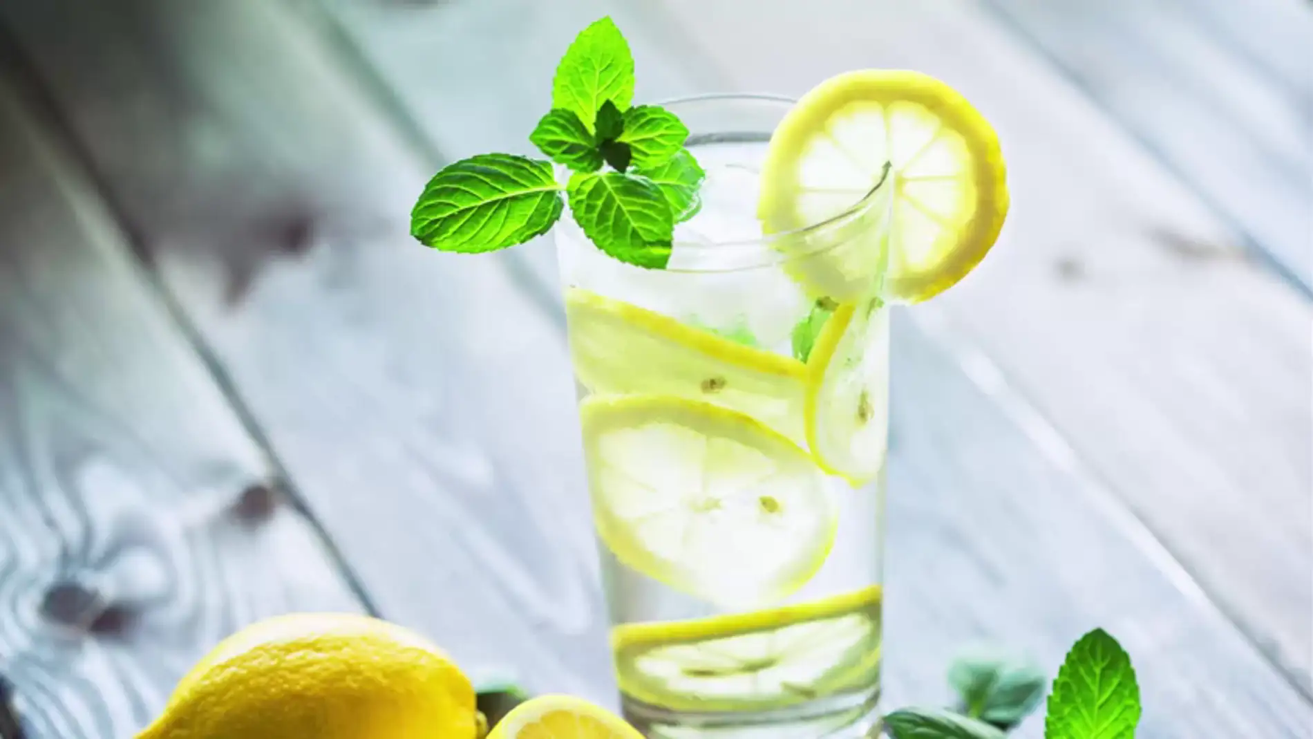 Por qué no deberías añadirle una rodaja de limón a tu bebida nunca más