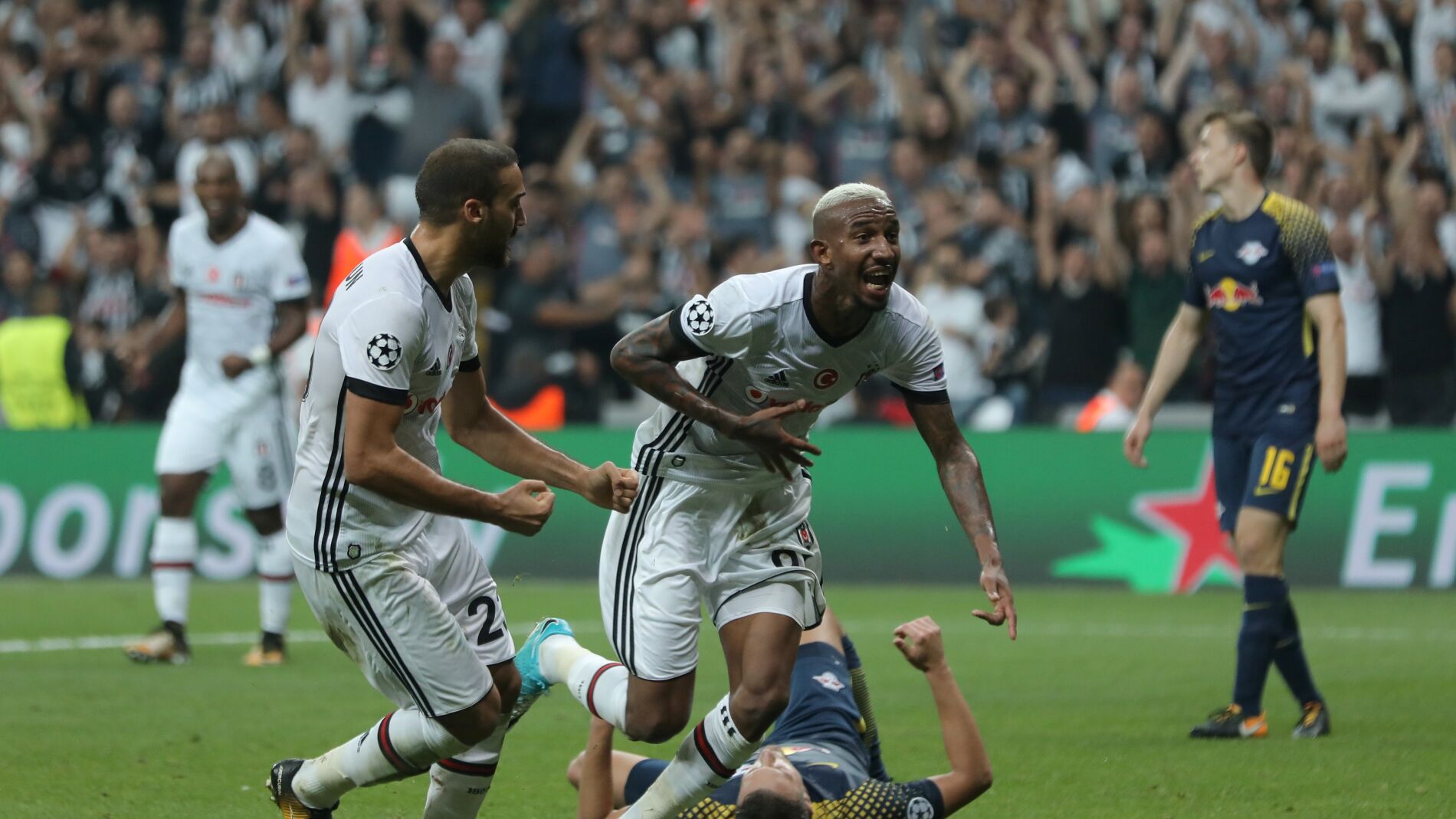 Talisca celebra la victoria del Besiktas