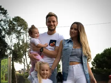 Rakitic posa sonriente con su familia Rakitic posa sonriente con su familia