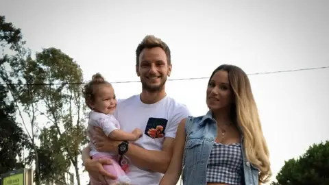 Rakitic posa sonriente con su familia Rakitic posa sonriente con su familia