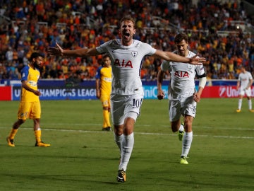 Kane celebra uno de sus goles contra el APOEL
